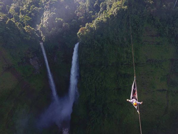Tyrolienne dans la cascade de Tad Fane au Laos