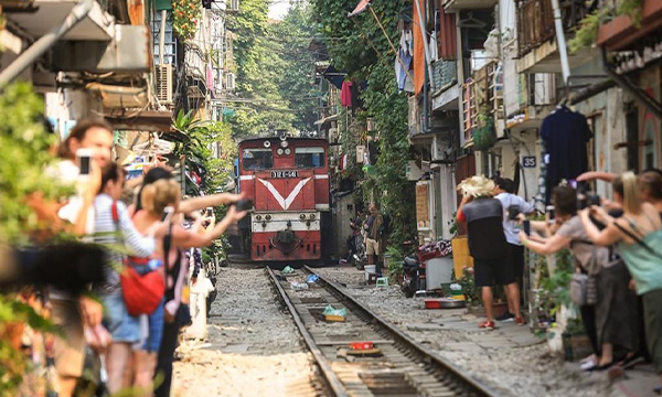 Touristes attendant le passage du train