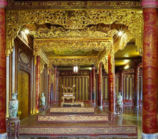 Le trône de l’empereur est situé au centre du palais, flanqué de paravents décoratifs et d’insignes royaux.