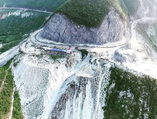 Le panorama du col de pierre blanche est aussi beau qu'un film historique vu d'en haut. Source : ngoccfcvn