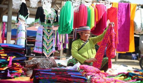 Un vendeur de brocart au marché de Dong Van
