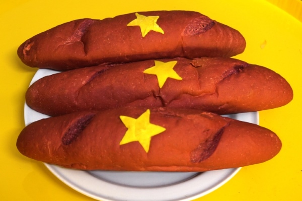 Un banh mi rouge avec une étoile jaune.