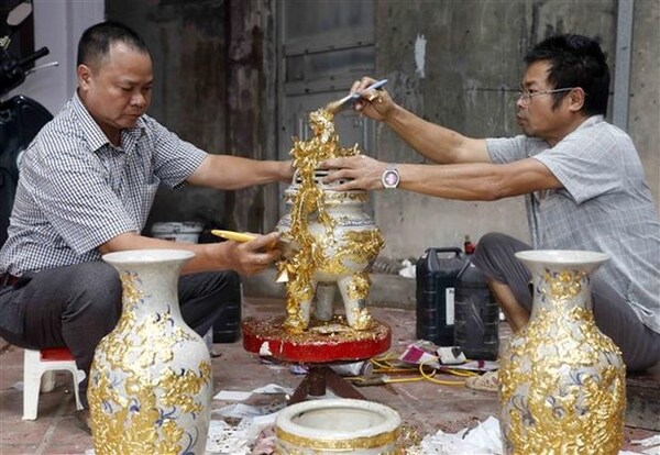 Le village artisanal de frappe d'or et de dorure de Kieu Ky