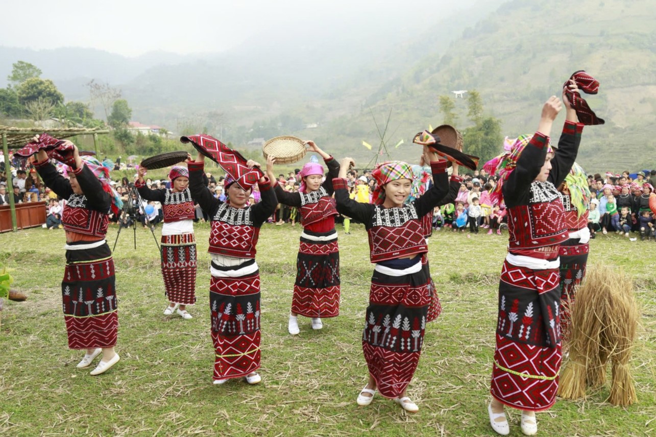 Femme Xa Pho en vêtements ethniques de Sapa, portant une tunique sombre avec broderies géométriques dans le village de Nam Sai