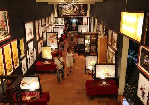 Un espace présentant des peintures brodées